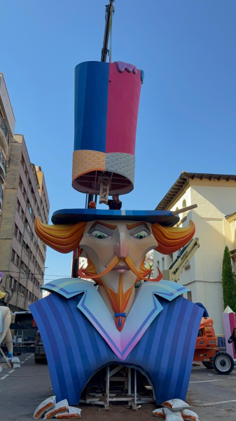 burriana-se-llena-de-arte-con-el-montaje-de-sus-monumentos-falleros