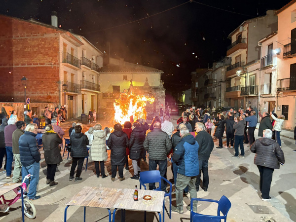 la-villa-de-el-toro-celebra-la-primera-crema-de-la-provincia-en-castellon