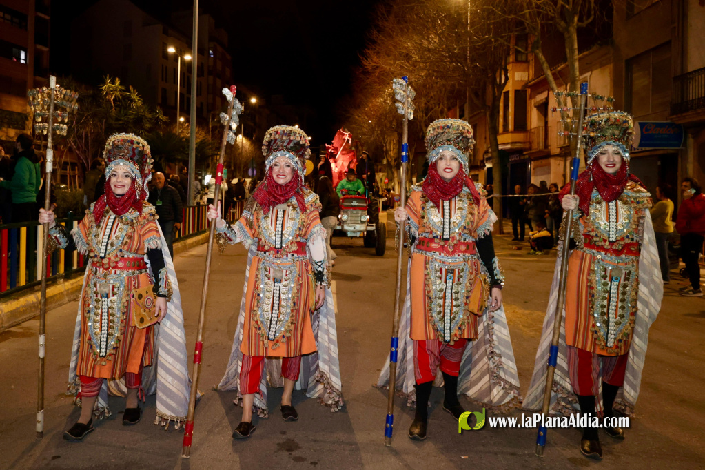 Els Moros d'Alqueria deslumbren a Castell� amb una desfilada hist�rica per al seu 50� aniversari