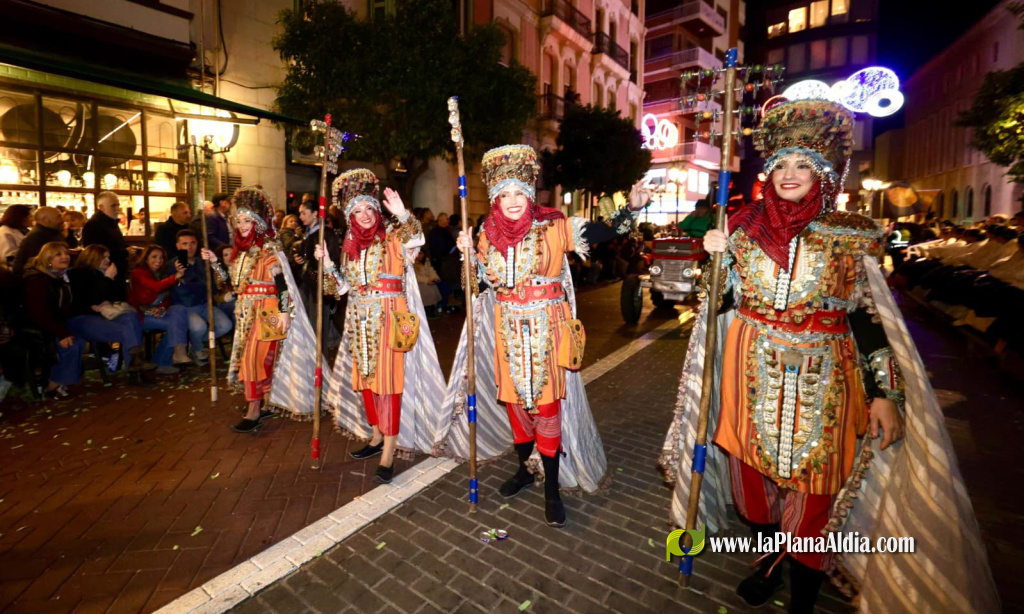 Els Moros d'Alqueria deslumbren a Castell� amb una desfilada hist�rica per al seu 50� aniversari