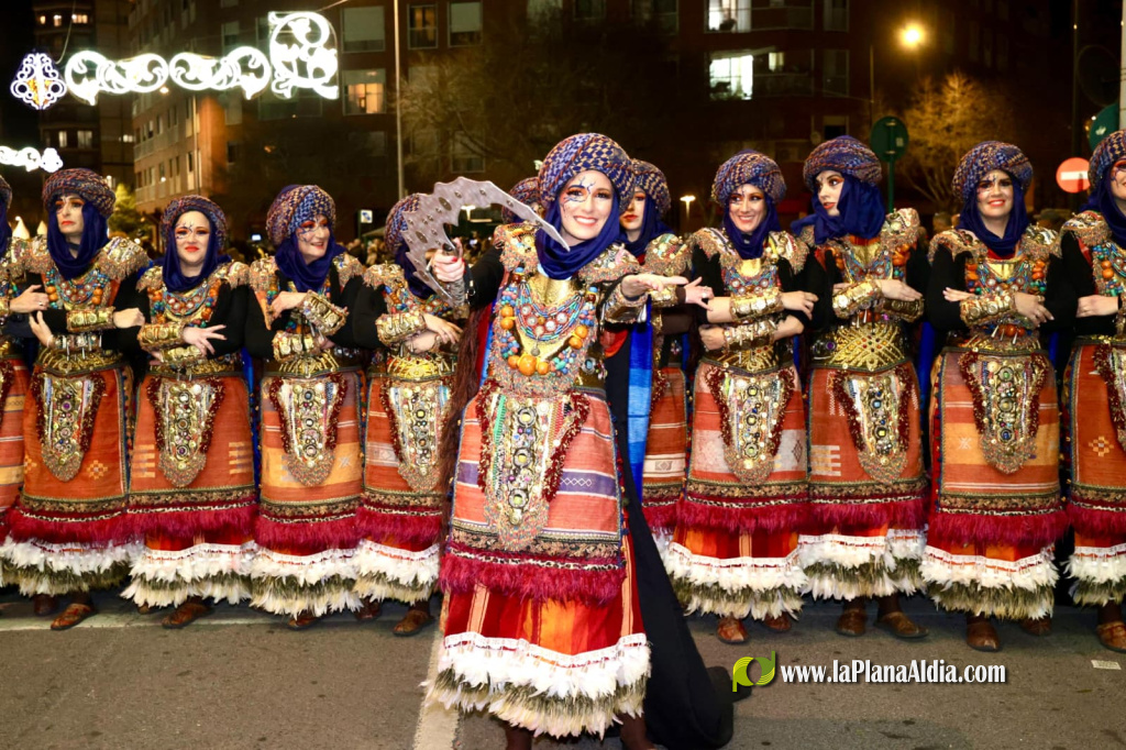 Els Moros d'Alqueria deslumbren a Castell� amb una desfilada hist�rica per al seu 50� aniversari