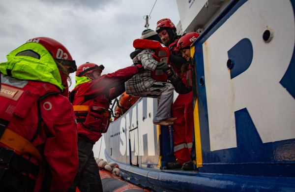 Aita Mari rescata a 32 personas en un bote en el Mediterr�neo central