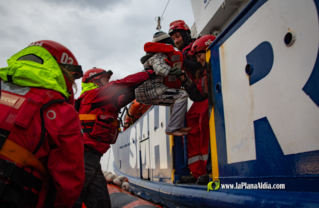 Aita Mari rescata a 32 personas en un bote en el Mediterr�neo central