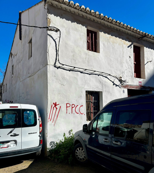 Lo Rat Penat condena pintadas vand�licas catalanistas en alquer�as hist�ricas de Benimaclet