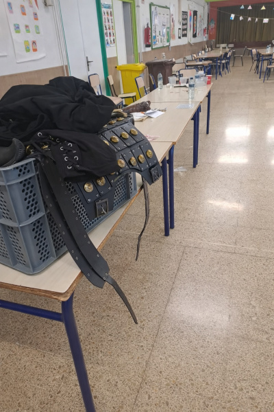 El gobierno de Bego�a Carrasco utiliza sin permiso el colegio Bisbe Climent para un desfile y deja el centro lleno de basura y heces de caballo