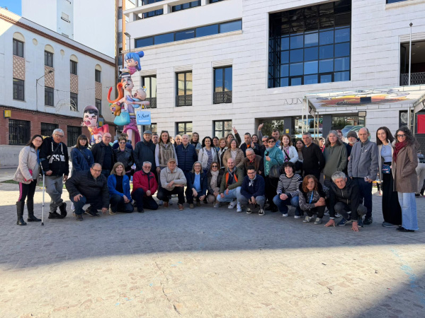 la-uned-senior-burriana-organiza-una-ruta-tecnica-para-conocer-el-proceso-creativo-de-los-monumentos-falleros