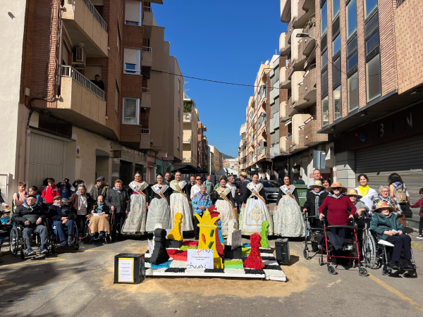 las-fallas-de-la-vall-d-uixo-muestran-su-vertiente-social-con-visitas-a-centros-de-dia-alzheimer-y-crisol