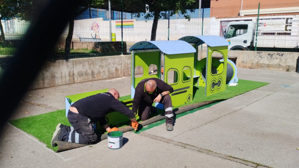 betxi-amplia-la-zona-de-juego-del-escape-park-con-un-trenecito-y-dos-mesas-en-el-ceip-cervantes-dualde