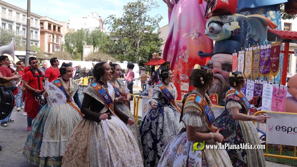  Les Reines Falleres completen la visita a tots els monuments dee Burriana