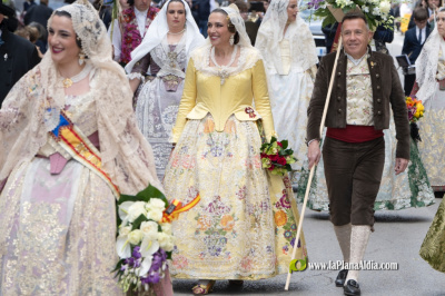 Marta Barrachina comparte con los vecinos y vecinas de Burriana el sentimiento fallero en la ofrenda a la Virgen de la Misericordia