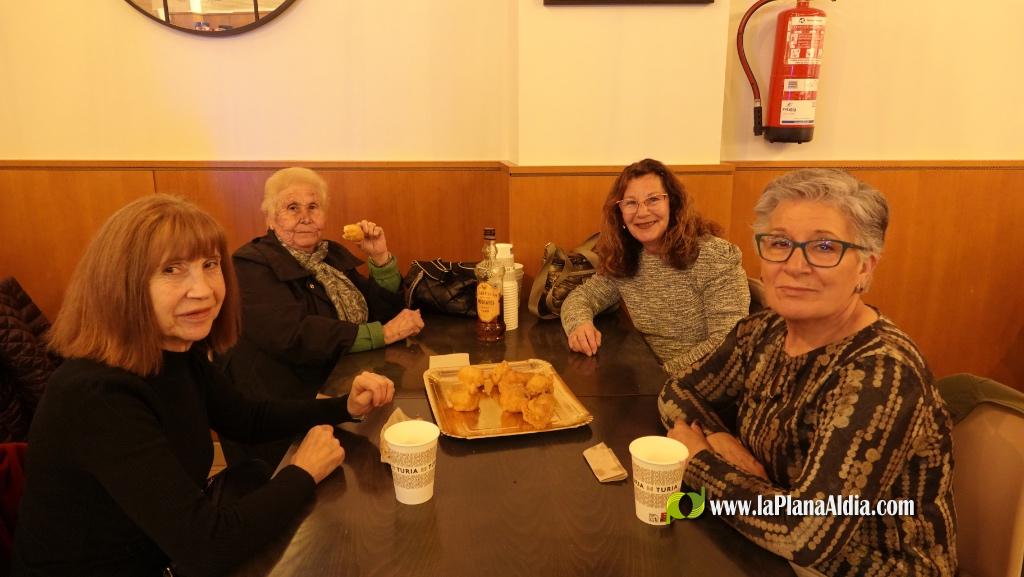 La Caixa Rural de Borriana obsequia els ve?ns i ve?nes amb el tradicional berenar de bunyols i mistela