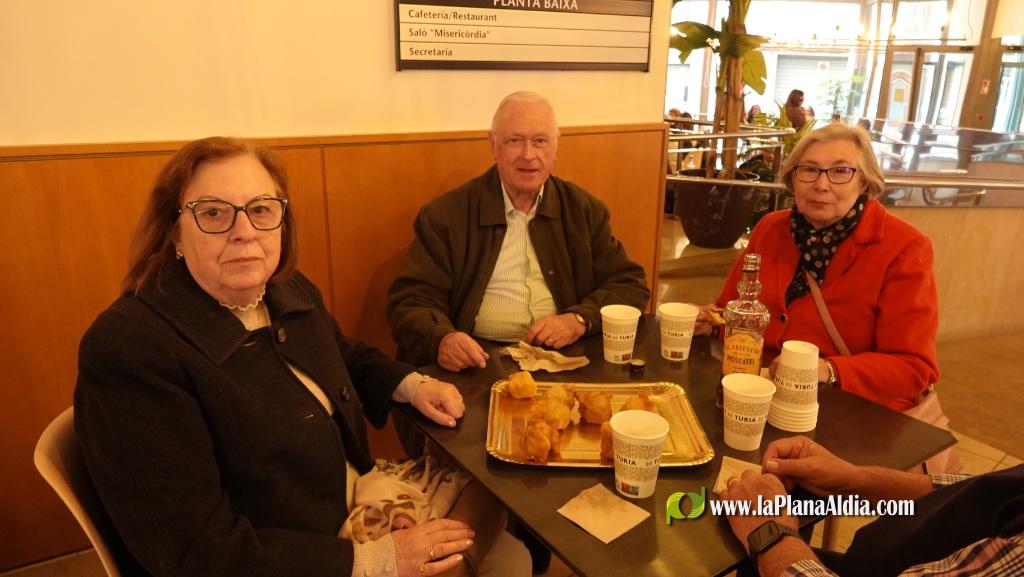 La Caixa Rural de Borriana obsequia els ve?ns i ve?nes amb el tradicional berenar de bunyols i mistela