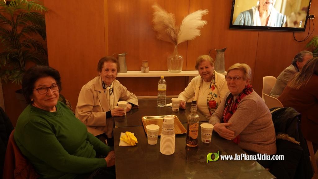 La Caixa Rural de Borriana obsequia els ve?ns i ve?nes amb el tradicional berenar de bunyols i mistela