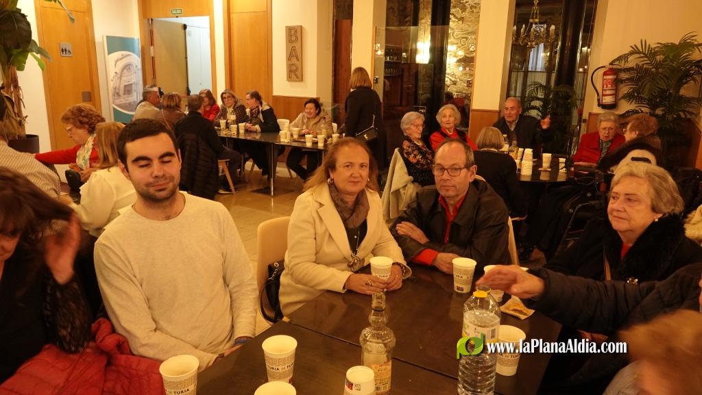 La Caixa Rural de Borriana obsequia els ve?ns i ve?nes amb el tradicional berenar de bunyols i mistela