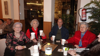 La Caixa Rural de Borriana obsequia els ve�ns i ve�nes amb el tradicional berenar de bunyols i mistela