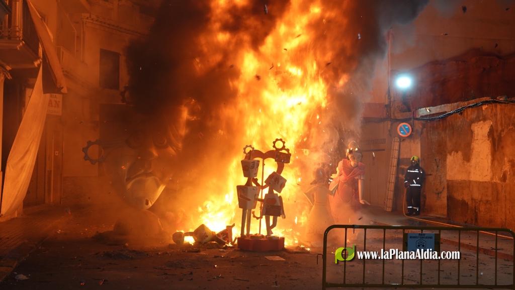 La Crem? d?na pas a un nou exercici faller a Borriana