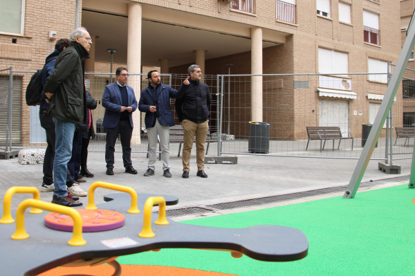 El gobierno mejora los juegos infantiles y la accesibilidad de la plaza Serra Esparreguera gracias a los presupuestos participativos