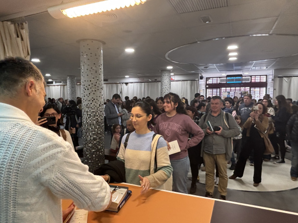 Eloy Moreno, gran protagonista de la Fira del Llibre al Mercat Municipal d'Almassora