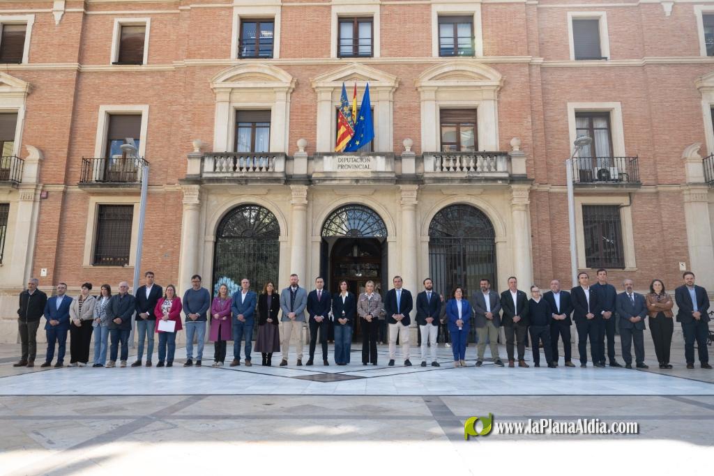 La Diputaci�n de Castell�n guarda un minuto de silencio por la menor asesinada en Torrevieja