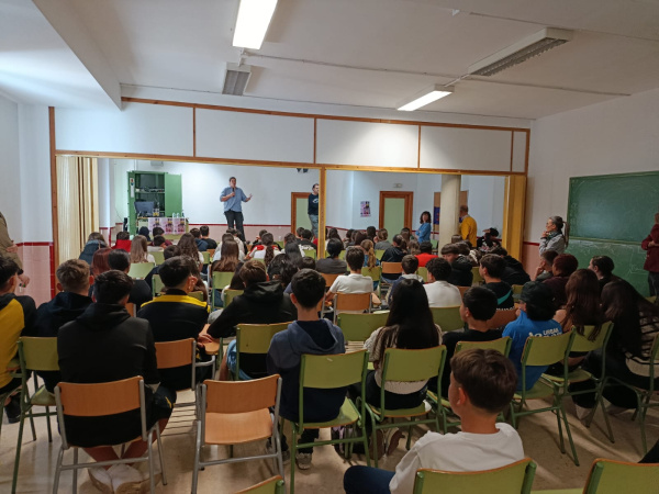 Paula Leit�n inspira a alumnos de Almenara con su experiencia ol�mpica y defensa de la diversidad corporal