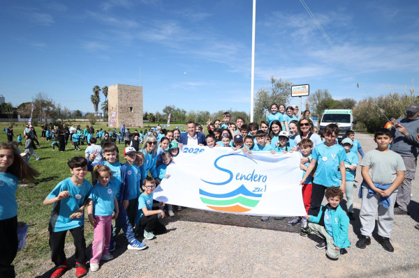 Burriana renueva el Sendero Azul y iza la bandera en el Clot de la Mare de D�u