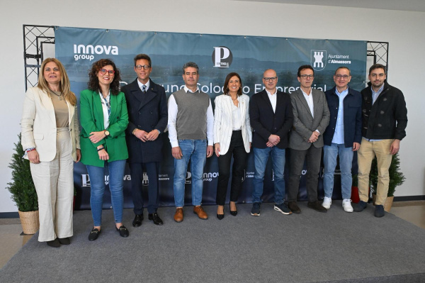 la-alcaldesa-de-almassora-participa-en-el-desayuno-coloquio-de-innova-group-para-impulsar-la-competitividad-empresarial