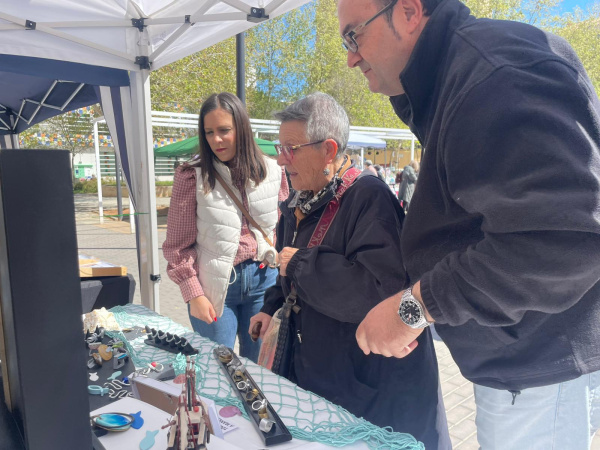 El Outlet Primavera Market del Grao atrae a un numeroso p�blico en la Plaza de la Panderola