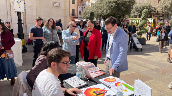 El VIII Sal�n del C�mic y del Libro Infantil y Juvenil llena la Plaza Mayor de Castell�n en su segunda jornada