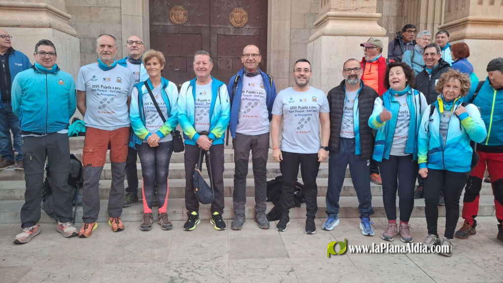 La XXVII Pujada a Peu Sant Pasqual a Vila-real reuneix autoritats i presenta llibre sobre cinquanta anys de la Setmana Santa