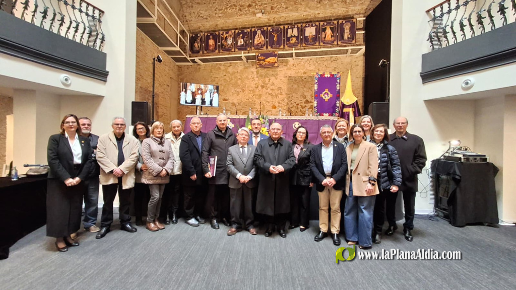 La XXVII Pujada a Peu Sant Pasqual a Vila-real reuneix autoritats i presenta llibre sobre cinquanta anys de la Setmana Santa