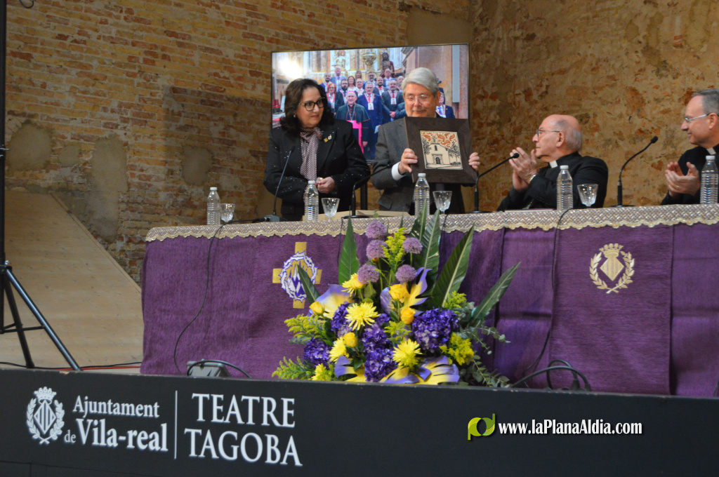 La XXVII Pujada a Peu Sant Pasqual a Vila-real reuneix autoritats i presenta llibre sobre cinquanta anys de la Setmana Santa