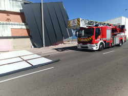 El vent deixa unes 60 intervencions i refor�a la gu�rdia dels Bombers a Castell�