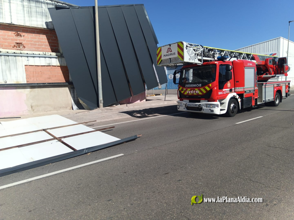 El vent deixa unes 60 intervencions i refor�a la gu�rdia dels Bombers a Castell�