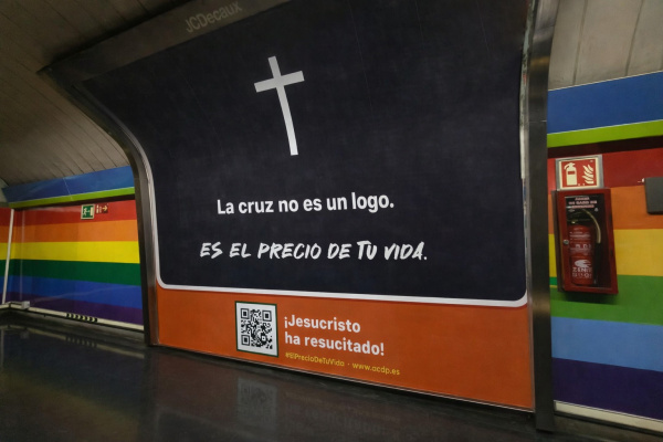 La Cruz no es un logo: la ACdP lleva su campa�a a Castell�n de la Plana durante la Semana Santa