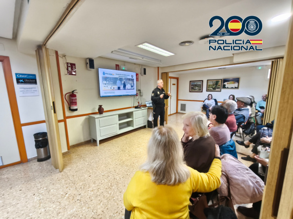 La Polic�a Nacional ofrece a las personas mayores consejos de seguridad en Castell�n dentro del Plan Mayor de Seguridad