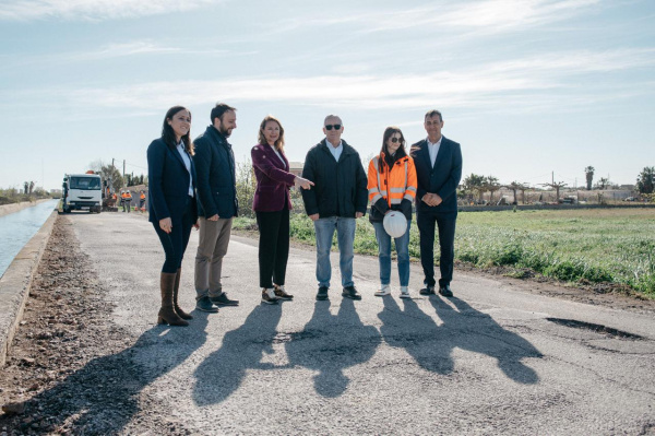 Bego�a Carrasco supervisa el asfaltado del Cami de l'Obra en la Marjaleria con 850.000 euros de inversi�n