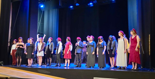 la-pera-de-san-francisco-llena-el-teatre-del-raval-con-25-jovenes-en-su-gira-espa-ola