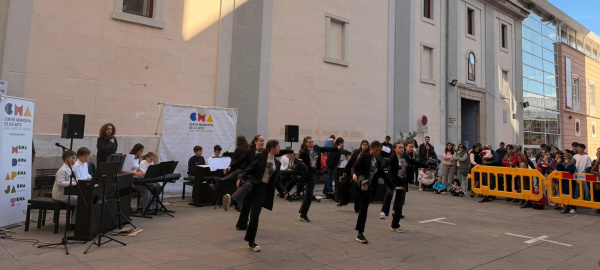 Burriana celebra el D�a Mundial del Piano con un espect�culo al aire libre en la plaza de La Merc�