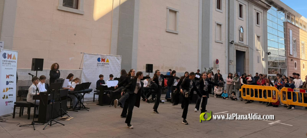 Burriana celebra el D�a Mundial del Piano con un espect�culo al aire libre en la plaza de La Merc�