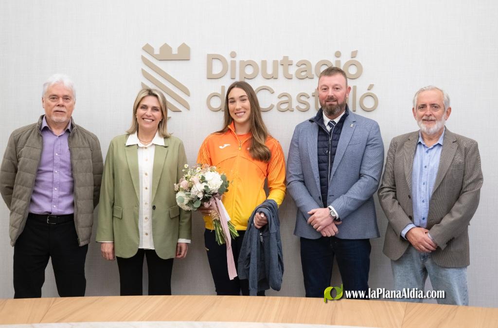 Marta Barrachina reconoce el esfuerzo de la atleta Andrea Sales al batir el r�cord de Espa�a en martillo sub-23 en la Copa de Europa de Lanzamientos