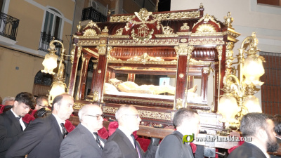 el-silencio-y-la-devocion-marcan-la-procesion-del-santo-entierro-en-burriana