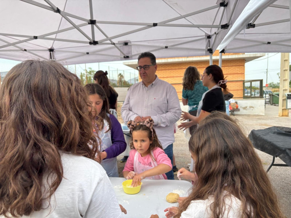 �xito de la tercera edici�n de los talleres de monas de Pascua organizados por la Concejal�a de Participaci�n Ciudadana y Barrios