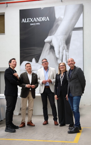 El alcalde de Burriana visita Colecci�n Alexandra, firma referente internacional en dise�o de mobiliario de lujo