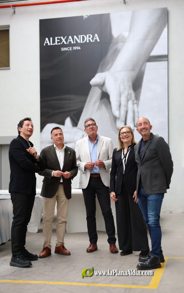 El alcalde de Burriana visita Colecci�n Alexandra, firma referente internacional en dise�o de mobiliario de lujo