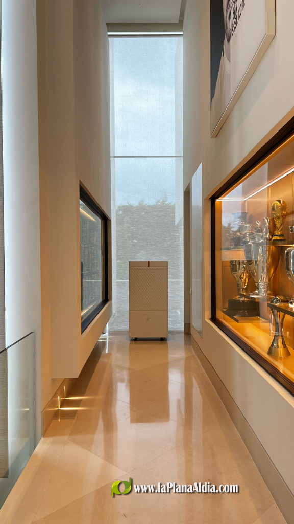 L'alcalde de Borriana visita Col�lecci� Alexandra, firma referent internacional en disseny de mobles de luxe