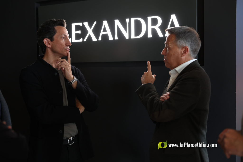 L'alcalde de Borriana visita Col�lecci� Alexandra, firma referent internacional en disseny de mobles de luxe