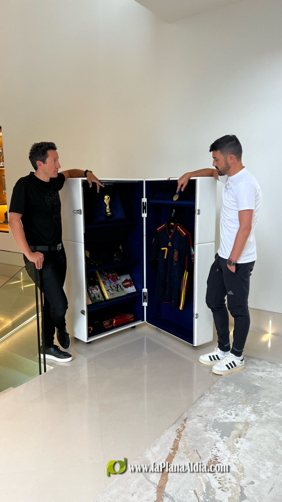 L'alcalde de Borriana visita Col�lecci� Alexandra, firma referent internacional en disseny de mobles de luxe