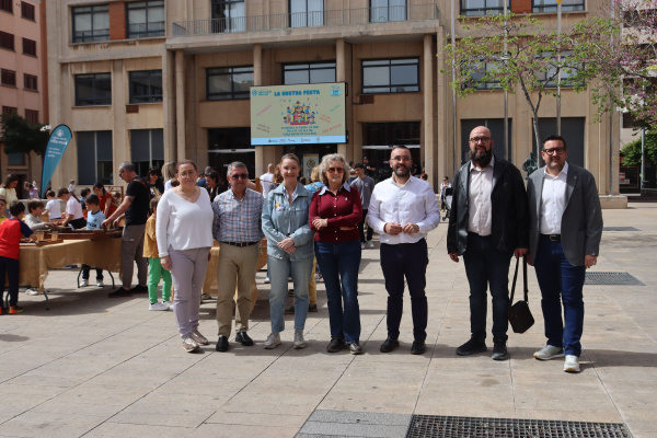 La Fundaci�n Caixa Rural re�ne a autoridades municipales y prolonga la jornada en la Plaza Mayor con juegos y castillos humanos