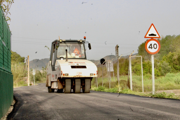 Avanzan a buen ritmo los trabajos de asfaltado en el Camino de la Obra, con una inversi�n de 850.000 euros