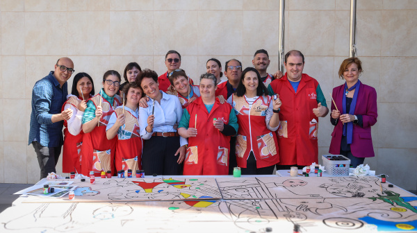 onda-transforma-la-plaza-de-el-pla-en-un-gran-lienzo-inclusivo-para-celebrar-el-dia-mundial-del-arte